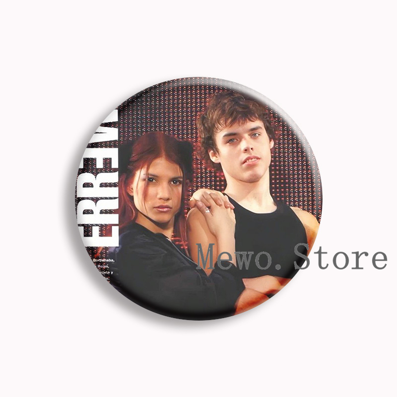 Film Rebelde Way Zachte Knop P - Pin Button Badge recensie en prijs